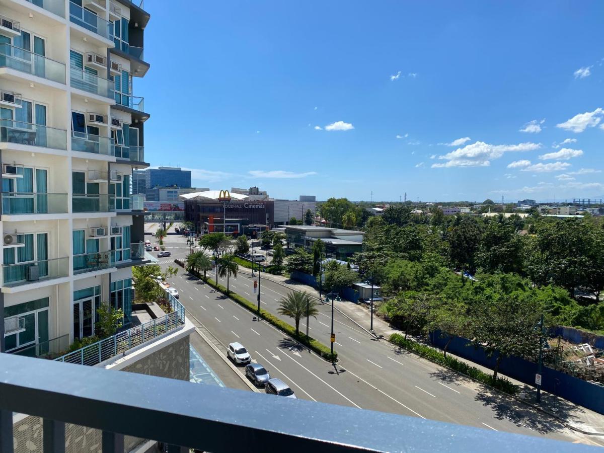 2 Bedroom Corner Executive Suite At Lafayette Park Square Megaworld Blvd Unit 5H Илойло Сити Екстериор снимка