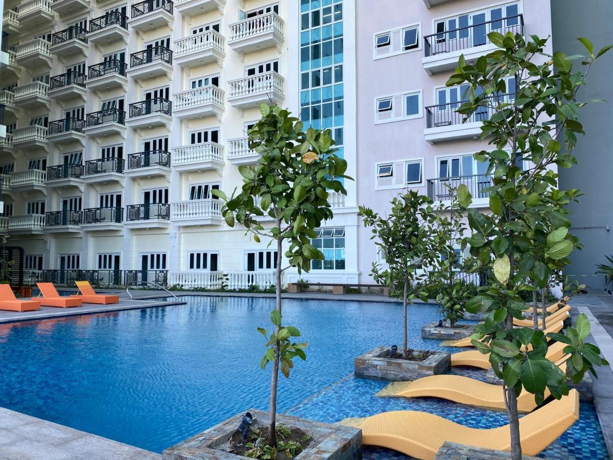 2 Bedroom Corner Executive Suite At Lafayette Park Square Megaworld Blvd Unit 5H Илойло Сити Екстериор снимка