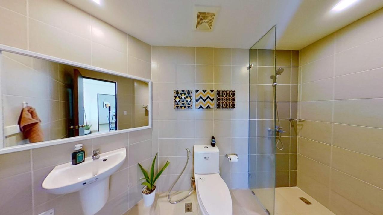 2 Bedroom Corner Executive Suite At Lafayette Park Square Megaworld Blvd Unit 5H Илойло Сити Екстериор снимка